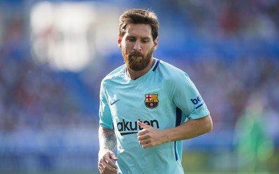 龙珠体育焦点-克拉马里奇训练中与年轻球员交流