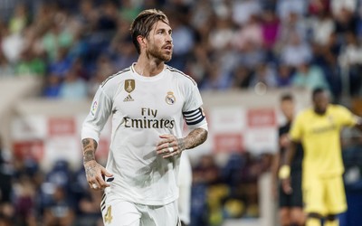 龙珠体育热评-克瓦拉茨赫利亚进球后拥抱替补席